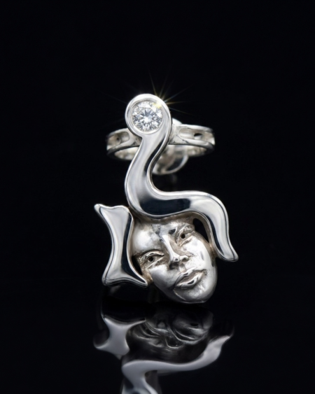 Boucle d'oreille créateur Emma en argent et saphir blanc.