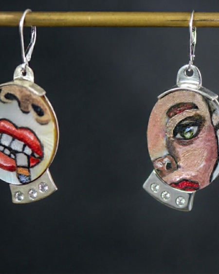 Boucles d'oreilles créateur Lipstick en nacre peinte et argent.