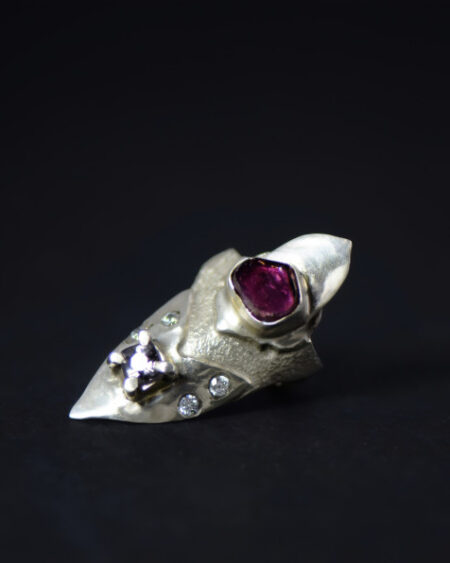 Bague La Griffe en argent, tourmaline melon d'eau, spinelle gris et oxydes de zirconium.