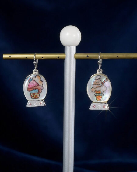 Boucle d'oreille Pop art en argent et nacre peinte