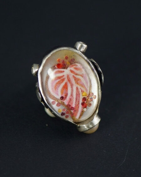Vue de face d'une bague bohème chic en argent ciselé, composée d'une nacre peinte et de perles.