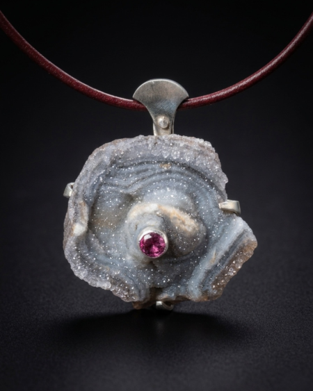 Pendentif créateur en calcédoine brute du Brésil, grenat avec armature en argent et lien en cuir.