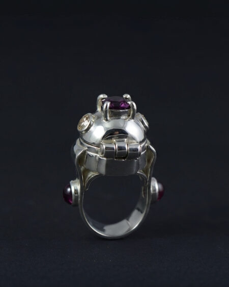 Bague-poison créateur en argent, grenat et zircons.